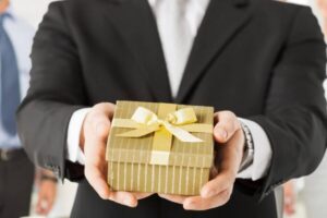 Gợi ý 10 món quà tặng sếp thăng chức ý nghĩa_1