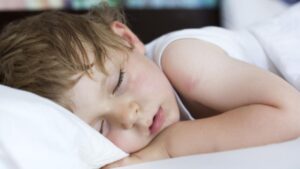 trẻ em bị nghẹt mũi khó thở khi ngủ